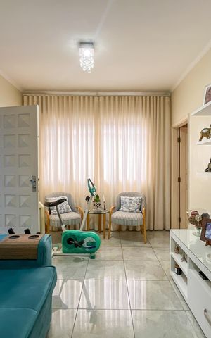 Casa à venda com 370m², 5 quartos e 3 vagas Casa à venda com 370m², 5 quartos e 3 vagasSala