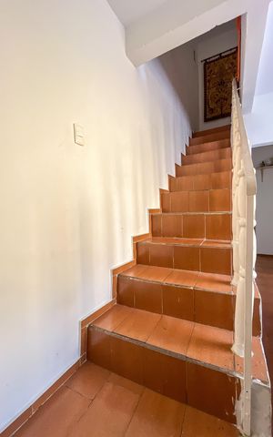 Casa à venda com 370m², 5 quartos e 3 vagas Casa à venda com 370m², 5 quartos e 3 vagasEscadas casa 2