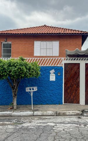 Casa à venda com 370m², 5 quartos e 3 vagas Casa à venda com 370m², 5 quartos e 3 vagasFachada
