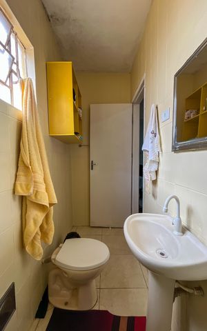 Casa à venda com 370m², 5 quartos e 3 vagas Casa à venda com 370m², 5 quartos e 3 vagasCasa 2 - Banheiro Social