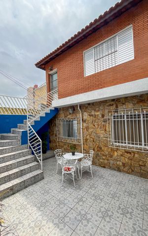 Casa à venda com 370m², 5 quartos e 3 vagas Casa à venda com 370m², 5 quartos e 3 vagasQuintal