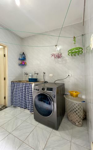 Casa à venda com 370m², 5 quartos e 3 vagas Casa à venda com 370m², 5 quartos e 3 vagasÁrea de Serviço