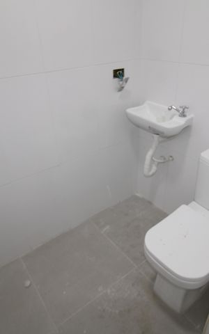Casa à venda com 87m², 2 quartos e 2 vagasGaragem - Banheiro