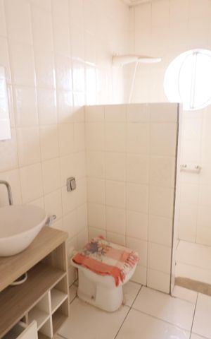 Casa à venda com 276m², 3 quartos e 3 vagasBanheiro 2