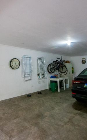 Casa à venda com 180m², 3 quartos e 4 vagas Casa à venda com 180m², 3 quartos e 4 vagasGaragem