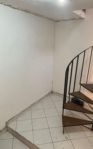 Casa à venda com 220m², 4 quartos e 3 vagas Casa à venda com 220m², 4 quartos e 3 vagasEscada - Porão