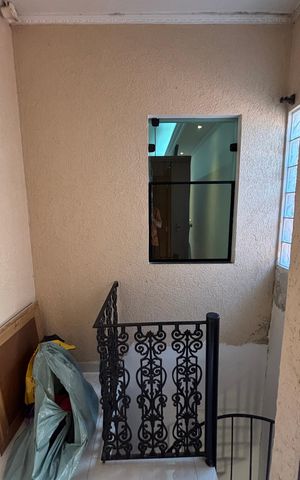 Casa à venda com 220m², 4 quartos e 3 vagas Casa à venda com 220m², 4 quartos e 3 vagasEscada