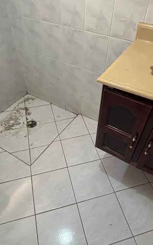 Casa à venda com 220m², 4 quartos e 3 vagas Casa à venda com 220m², 4 quartos e 3 vagasPorão - Suite Banheiro