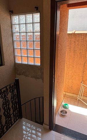 Casa à venda com 220m², 4 quartos e 3 vagas Casa à venda com 220m², 4 quartos e 3 vagasEscada