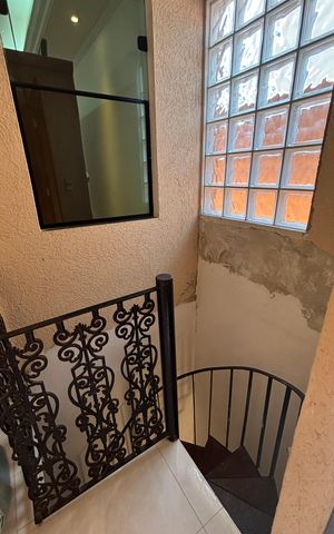 Casa à venda com 220m², 4 quartos e 3 vagas Casa à venda com 220m², 4 quartos e 3 vagasEscada