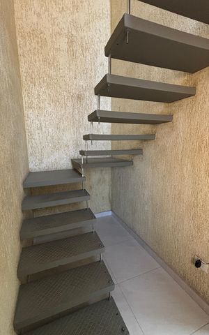 Casa à venda com 220m², 4 quartos e 3 vagas Casa à venda com 220m², 4 quartos e 3 vagasEscada