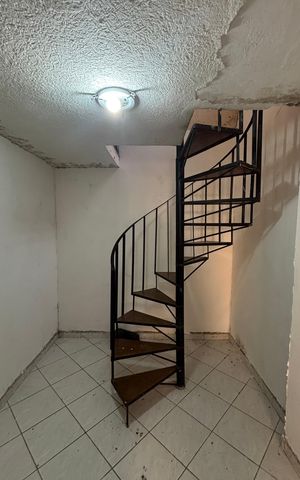 Casa à venda com 220m², 4 quartos e 3 vagas Casa à venda com 220m², 4 quartos e 3 vagasEscada - Porão