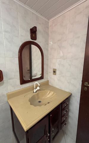 Casa à venda com 220m², 4 quartos e 3 vagas Casa à venda com 220m², 4 quartos e 3 vagasPorão - Suite Banheiro