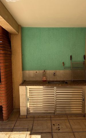 Casa à venda com 220m², 4 quartos e 3 vagas Casa à venda com 220m², 4 quartos e 3 vagasQuintal