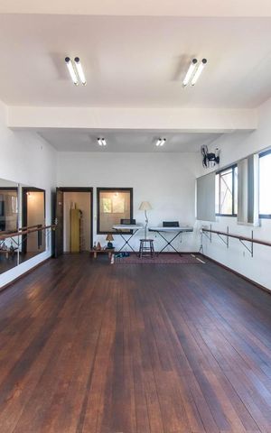 Casa à venda com 390m², 4 quartos e 2 vagasEstúdio
