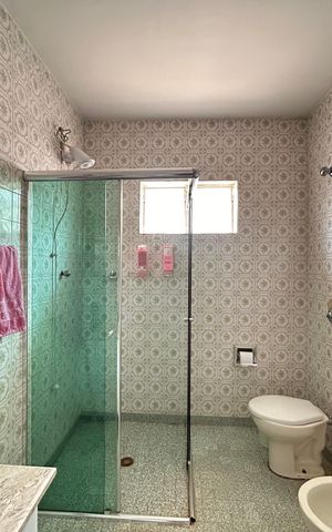 Casa à venda com 253m², 4 quartos e 5 vagas Casa à venda com 253m², 4 quartos e 5 vagasBanheiro da Suíte