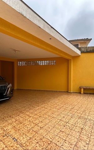 Casa à venda com 253m², 4 quartos e 5 vagas Casa à venda com 253m², 4 quartos e 5 vagasGaragem