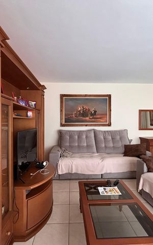 Casa à venda com 253m², 4 quartos e 5 vagas Casa à venda com 253m², 4 quartos e 5 vagasSala