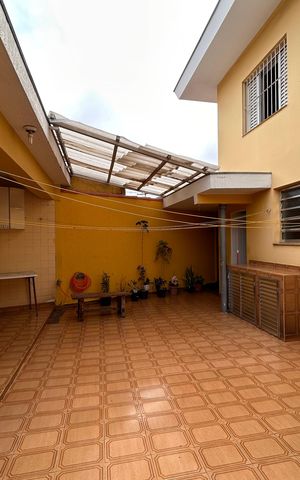 Casa à venda com 253m², 4 quartos e 5 vagas Casa à venda com 253m², 4 quartos e 5 vagasQuintal