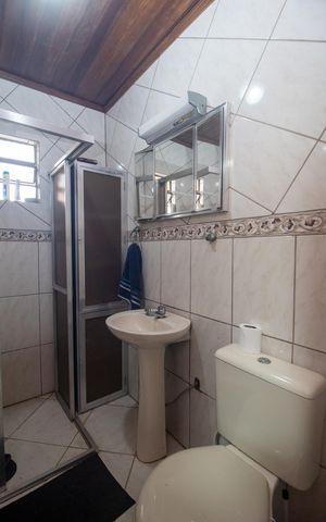 Casa à venda com 160m², 3 quartos e 2 vagas Casa à venda com 160m², 3 quartos e 2 vagasBanheiro 2