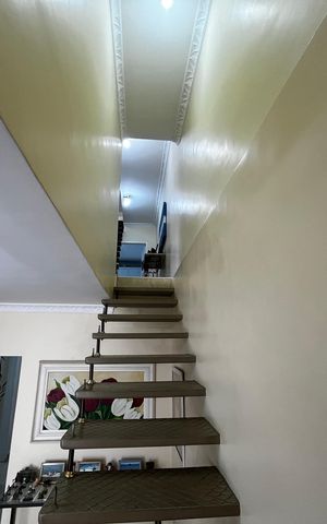 Casa à venda com 148m², 3 quartos e 2 vagas Casa à venda com 148m², 3 quartos e 2 vagasEscada