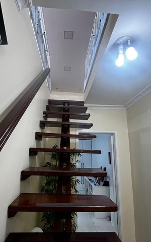 Casa à venda com 148m², 3 quartos e 2 vagas Casa à venda com 148m², 3 quartos e 2 vagasEscada P/ varanda