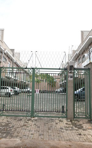 Casa de condomínio à venda com 280m², 3 quartos e 2 vagasFachado do condomínio