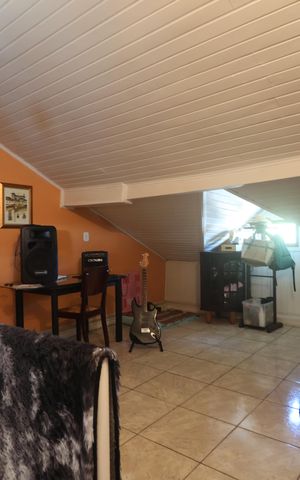 Casa à venda com 170m², 3 quartos e 5 vagasSótão