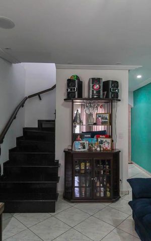 Casa à venda com 250m², 4 quartos e 5 vagas Casa à venda com 250m², 4 quartos e 5 vagasSala