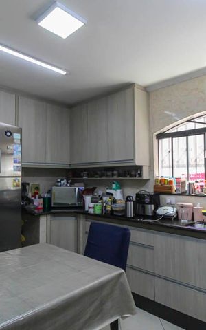 Casa à venda com 250m², 4 quartos e 5 vagas Casa à venda com 250m², 4 quartos e 5 vagasCozinha
