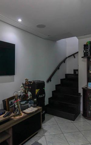 Casa à venda com 250m², 4 quartos e 5 vagas Casa à venda com 250m², 4 quartos e 5 vagasSala