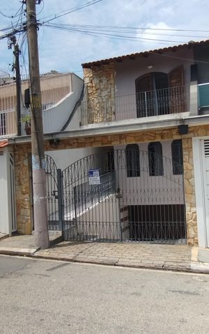 Casa à venda com 250m², 4 quartos e 5 vagas Casa à venda com 250m², 4 quartos e 5 vagasFachada + Placa
