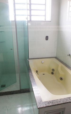 Casa à venda com 444m², 4 quartos e 6 vagasBanheiro da Suíte 1