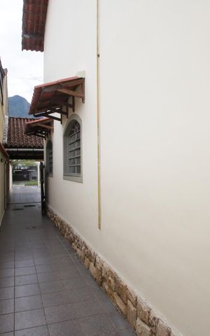 Casa à venda com 444m², 4 quartos e 6 vagasCorredor Lateral