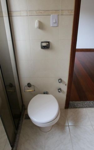Casa à venda com 444m², 4 quartos e 6 vagasBanheiro da Suíte 2
