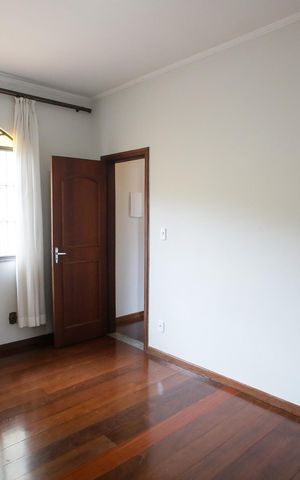Casa à venda com 444m², 4 quartos e 6 vagasQuarto Suíte 2
