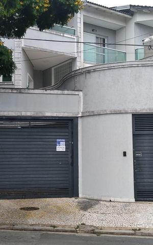 Casa para alugar com 520m², 4 quartos e 4 vagas Casa para alugar com 520m², 4 quartos e 4 vagasFachada