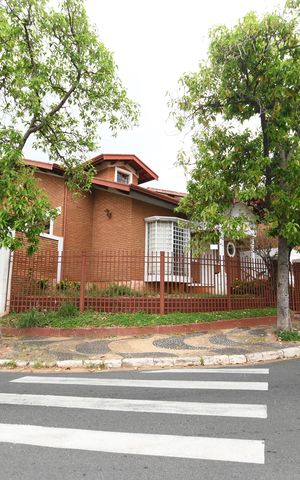 Casa à venda com 290m², 5 quartos e 4 vagasFachada