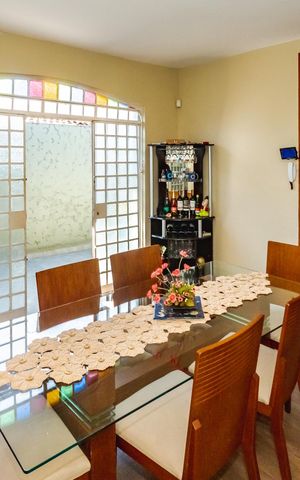 Casa à venda com 300m², 4 quartos e sem vagaSala