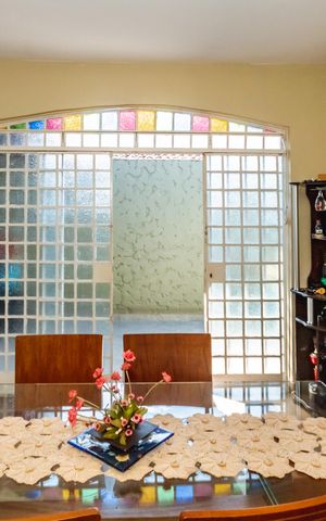 Casa à venda com 300m², 4 quartos e sem vagaSala