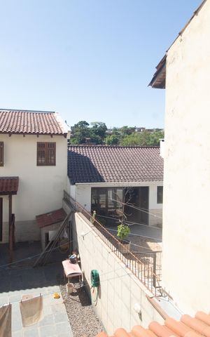 Casa à venda com 370m², 6 quartos e 4 vagas Casa à venda com 370m², 6 quartos e 4 vagasVista