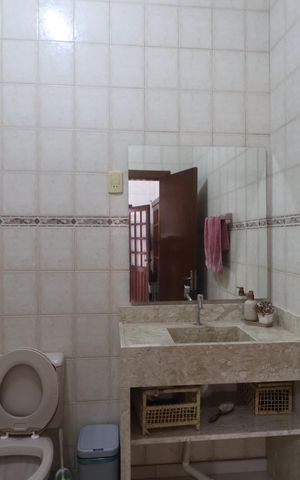 Casa à venda com 345m², 4 quartos e 5 vagasBanheiro de serviço
