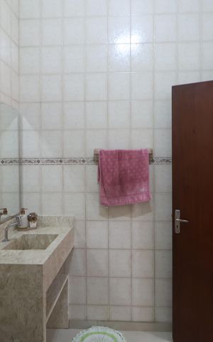 Casa à venda com 345m², 4 quartos e 5 vagasBanheiro de serviço