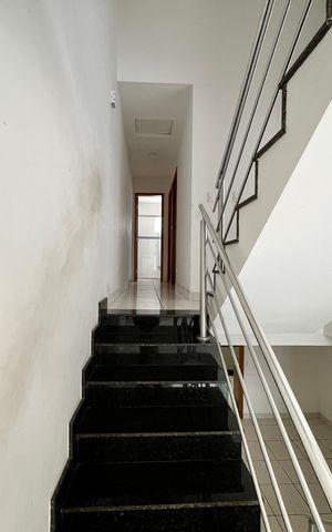 Casa à venda com 104m², 3 quartos e 2 vagasEscada