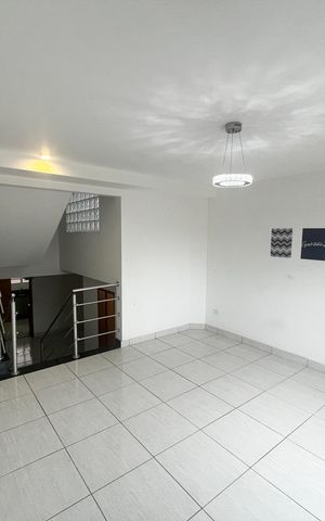 Casa à venda com 104m², 3 quartos e 2 vagasSala