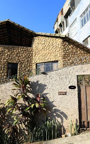 Casa à venda com 456m², 4 quartos e 4 vagas Casa à venda com 456m², 4 quartos e 4 vagasFachada