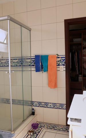 Casa à venda com 456m², 4 quartos e 4 vagas Casa à venda com 456m², 4 quartos e 4 vagasBanheiro da Suíte