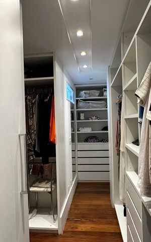 Casa de condomínio para alugar com 360m², 5 quartos e 3 vagas Casa de condomínio para alugar com 360m², 5 quartos e 3 vagasCloset da Suíte 3