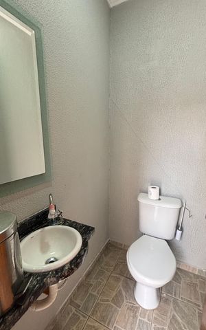 Casa à venda com 202m², 4 quartos e 6 vagasCasa 1 - Quintal - Banheiro