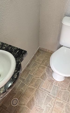 Casa à venda com 202m², 4 quartos e 6 vagasCasa 1 - Quintal - Banheiro